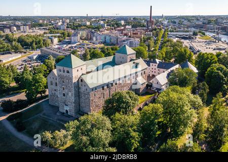 Luftaufnahme der Burg Turku an sonnigen Sommertagen in Turku, Finnland Stockfoto