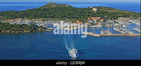 Frankreich, Var, Embiez Island, die größte Insel und ihr Hafen, gegenüber der Stadt Six-Fours-les-Plages (Luftaufnahme) Stockfoto