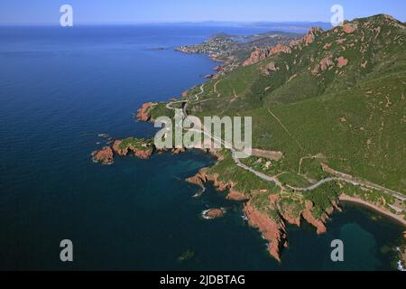 Frankreich, Var, Esterel Bergkette am Rande des Mittelmeers gelegen, erstreckt sich der Blick vom Gipfel des Cap Roux über Antheor und Cape Dramont (Luftaufnahme) Stockfoto