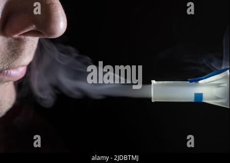 Elektrischer Inhalator zur Behandlung verschiedener Atemwegserkrankungen Stockfoto