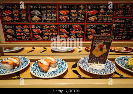 Osaka, Japan - 08. Januar 2020: Sushi Belt Restaurant im Stadtzentrum Stockfoto