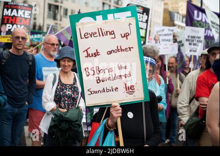 Am 18. 2022. Juni marschierten Zehntausende Gewerkschafter und Gemeindeaktivisten durch das Zentrum von London und forderten die Regierung auf, etwas zu Unternehmen Stockfoto