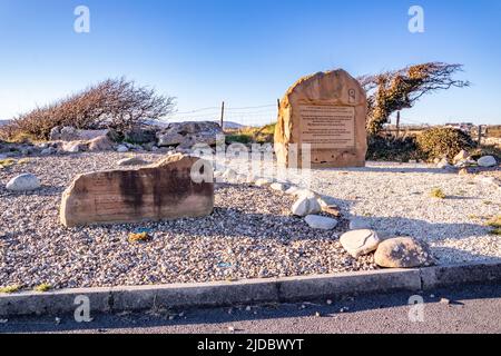 DUNKINEELY, COUNTY DONEGAL, IRLAND - APRIL 10 2022 : Steine erinnern an Fischer, die bei einem plötzlichen Sturm ihr Leben verloren haben. Stockfoto