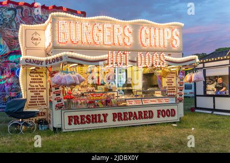 Food Van, der Burger und Pommes auf dem Jahrmarkt verkauft. The 140. „Hoppings“ on the Town Moor, Newcastle upon Tyne, Großbritannien. Stockfoto