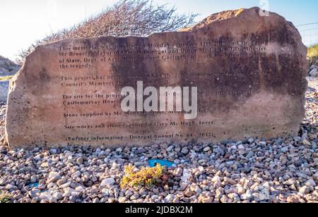 DUNKINEELY, COUNTY DONEGAL, IRLAND - APRIL 10 2022 : Steine erinnern an Fischer, die bei einem plötzlichen Sturm ihr Leben verloren haben. Stockfoto