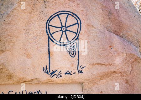 DUNKINEELY, COUNTY DONEGAL, IRLAND - APRIL 10 2022 : Steine erinnern an Fischer, die bei einem plötzlichen Sturm ihr Leben verloren haben. Stockfoto