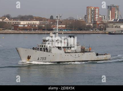 Das französische Ausbildungsschiff FS LION (A755) der Leopard-Klasse verlässt den Marinestützpunkt Stockfoto