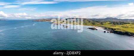 Luftaufnahme des Great Pollet Sea Arch, Fanad Peninsula, County Donegal, Irland. Stockfoto