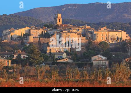 Frankreich, Vaucluse (84) Sablet, Dorf der Provence am Fuße des Montmirail-Gebirges und im Herzen der Weinberge von Côtes du Rhône, das Dorf bei Sonnenuntergang Stockfoto