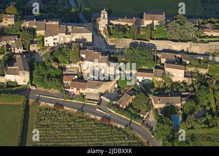 Frankreich, Vaucluse (84) Maubec, das alte Dorf im Luberon Regional Natural Park von Luberon (Luftaufnahme) Stockfoto