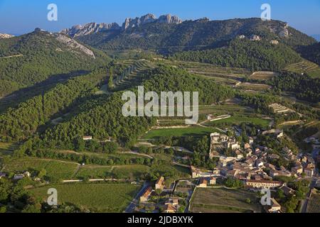 Frankreich, Vaucluse, Gigondas, Landschaft von Dentelles de Montmirail, Weinberge von Côtes du Rhône, Vacqueyras Stockfoto