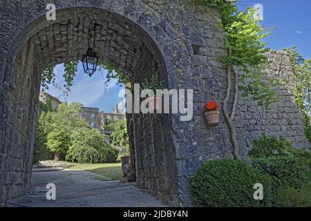 Frankreich, Ardèche (07) Balazuc, die Dorfstraßen mit der Aufschrift Les Plus Beaux Villages de France Stockfoto