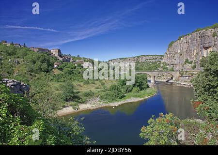 Frankreich, Ardèche, Balazuc, Dorf beschriftet Les Plus Beaux Villages de France, Blick von der Ardèche Stockfoto