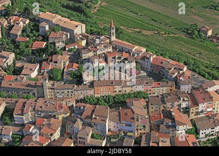 France, Var, Cádiere d'Azur ist ein befestigtes Dorf auf einem Hügel im Hinterland von Var, umgeben von Weinbergen Cotes de Provence AOC Bandol (Luftaufnahme) Stockfoto