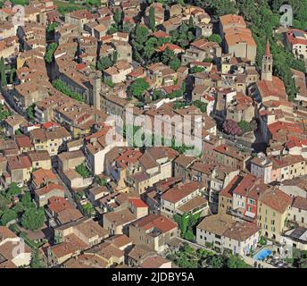 France, Var, Cádiere d'Azur ist ein befestigtes Dorf auf einem Hügel im Hinterland von Var, umgeben von Weinbergen Cotes de Provence AOC Bandol (Luftaufnahme) Stockfoto