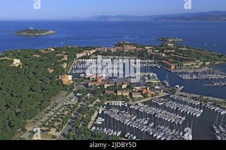 Frankreich, Var, Embiez Island, die größte Insel und ihr Hafen, gegenüber der Stadt Six-Fours-les-Plages (Luftaufnahme) Stockfoto
