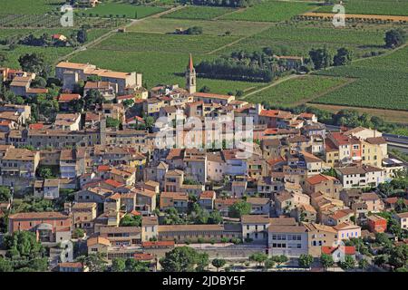 France, Var, Cádiere d'Azur ist ein befestigtes Dorf auf einem Hügel im Hinterland von Var, umgeben von Weinbergen Cotes de Provence AOC Bandol (Luftaufnahme) Stockfoto