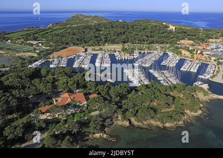 Frankreich, Var, Embiez Island, die größte Insel und ihr Hafen, gegenüber der Stadt Six-Fours-les-Plages (Luftaufnahme) Stockfoto