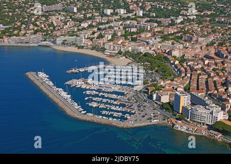 Frankreich, Var, Sainte-Maxime, eine Touristenstadt an der Mittelmeerküste, Marina (Luftaufnahme) Stockfoto