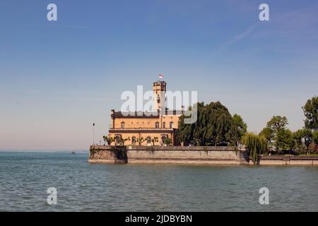 Am See Blick auf Schloss Montfort in Langenargen am Bodensee, Baden-Württemberg, Deutschland. Stockfoto