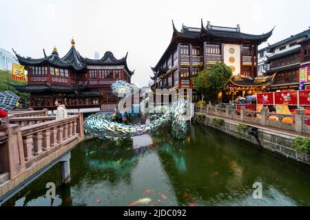 Bei Regen oder Sonnenschein machen sich Touristen auf den Weg nach Yu Yuan, Yu Garden, um das Laternenfest während des Jahres der Maus im alten Shanghai zu sehen. Stockfoto