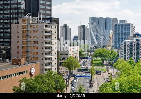 Rotterdam, Niederlande, 2. Juni 2022: Luftaufnahme entlang des Coolsingel Boulevards in Richtung Erasmus Brücke Stockfoto