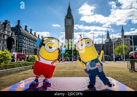 London, Großbritannien. 20. Juni 2022. Kevin und Stuart, Lakaien, kostümiert auf einer Fotozelle auf dem Parliament Square, um die bevorstehende Veröffentlichung des Films „LAKAIEN: DER AUFSTIEG VON GRU“ in britischen Kinos am 1. Juli 2022 zu feiern. Kredit: Stephen Chung/EMPICS/Alamy Live Nachrichten Stockfoto