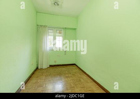 Leeres Zimmer mit hellgrün gestrichenen Wänden und Vorhang mit weißen Vorhängen Stockfoto