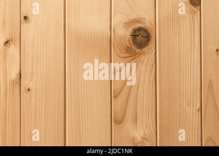 Leichte Holzplanken aus nächster Nähe. Braune Holzdiele Schreibtisch Tisch Hintergrund. Abstrakte Nahaufnahme des weißen Holzbodens. Leichter Holzzaun. Leichtes Wetter Stockfoto