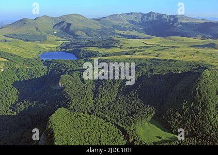 Frankreich, Puy-de-Dôme See Guéry Bergsee vulkanischen Ursprungs im Massif des Monts Dore gelegen, die Vordergrundfelsen und Tuilières Sanadoire (Luftaufnahme) Stockfoto