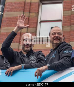 PEP Guardiola feiert den Gewinn der Premier League auf der Open-Top-Busparade in Manchester Stockfoto