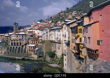 Frankreich, Isère Pont-en-Royans, Häuser, die über den Schluchten der Bourne schweben Stockfoto