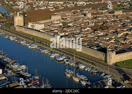 Frankreich, Gard Aigues-Mortes, der Turm von Konstanz und die Stadtmauer, (Luftaufnahme) Stockfoto