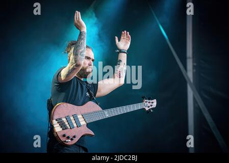 Kopenhagen, Dänemark. 18., Juni 2022. Die ukrainische Heavy Metal Band Jinjer spielt ein Live-Konzert während des dänischen Heavy Metal Festivals Copenhell 2022. Hier ist Bassist Eugene Abdukhanov live auf der Bühne zu sehen. (Bildnachweis: Gonzales Photo - Sebastian Dammark). Stockfoto