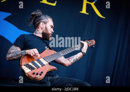 Kopenhagen, Dänemark. 18., Juni 2022. Die ukrainische Heavy Metal Band Jinjer spielt ein Live-Konzert während des dänischen Heavy Metal Festivals Copenhell 2022. Hier ist Bassist Eugene Abdukhanov live auf der Bühne zu sehen. (Bildnachweis: Gonzales Photo - Sebastian Dammark). Stockfoto