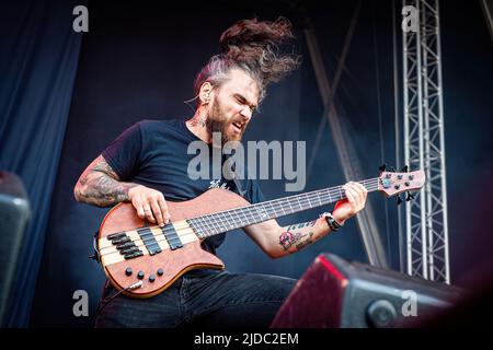 Kopenhagen, Dänemark. 18., Juni 2022. Die ukrainische Heavy Metal Band Jinjer spielt ein Live-Konzert während des dänischen Heavy Metal Festivals Copenhell 2022. Hier ist Bassist Eugene Abdukhanov live auf der Bühne zu sehen. (Bildnachweis: Gonzales Photo - Sebastian Dammark). Stockfoto