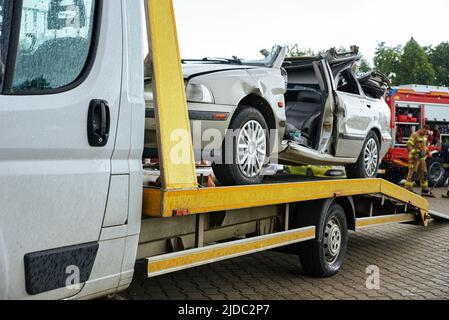 Zerstörte Autoverladung auf Abschleppwagen nach Unfall, Konzept des gefährlichen Fahrens nach Alkoholkonsum, Pannenhilfe Konzept Stockfoto