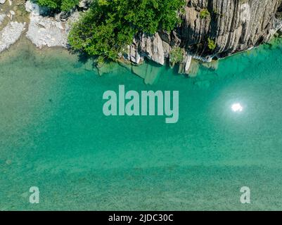 Der Trebbia-Fluss in Val Trebbia aus der Vogelperspektive. Strände zum Schwimmen. Kristallklares und frisches Wasser. Chiesetta Beach in der Nähe von Bobbio. Piacenza. Italien Stockfoto