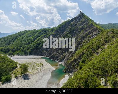 Der Trebbia-Fluss in Val Trebbia aus der Vogelperspektive. Strände zum Schwimmen. Kristallklares und frisches Wasser. Chiesetta Beach in der Nähe von Bobbio. Piacenza. Italien Stockfoto