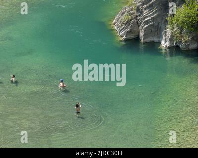 Der Trebbia-Fluss in Val Trebbia aus der Vogelperspektive. Strände zum Schwimmen. Kristallklares und frisches Wasser. Chiesetta Beach in der Nähe von Bobbio. Piacenza. Italien Stockfoto