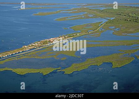 Frankreich, Bouches-du-Rhône Rhône Delta, das Camargue Delta, die Kasernen im Osten, der Golf von Fos (Luftaufnahme) Stockfoto