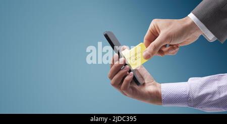 Ein Geschäftsmann, der die persönlichen Daten eines Benutzers, die in seinem Smartphone gespeichert sind, gestohlen, Cyber-Sicherheit und Datendiebstahl Konzept Stockfoto