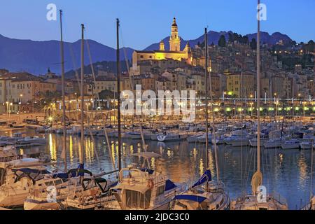 Frankreich, Alpes-Maritimes, Menton, Hafenstadt offen zum Mittelmeer, Nachtbeleuchtung (Luftaufnahme) Stockfoto