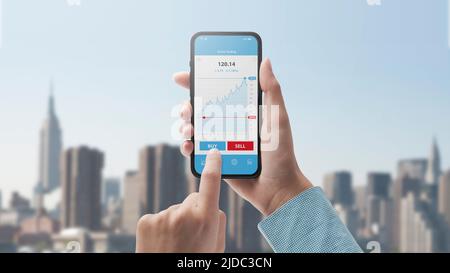 Nutzer, die Online-Handelsplattform auf Smartphone, Finanz- und Anlagekonzept, POV-Shot Stockfoto