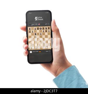 Benutzer, der zu Hause Schach online auf dem Smartphone spielt, Strategie-Videospiele-Konzept, POV-Aufnahme auf weißem Hintergrund Stockfoto