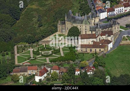 Frankreich, Dordogne Jumilhac-le-Grand, Schloss Jumilhac und dessen Garten, (Luftaufnahme) Stockfoto