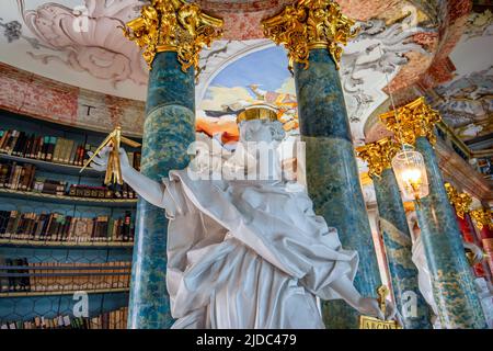 WIBLINGEN, BAYERN, DEUTSCHLAND, 08. JUNI 2022 : Rokoko- und Barockdekore der Bibliothek im Kloster Wiblingen, nahe der Stadt Ulm, von den Architekten Christian und J. Stockfoto