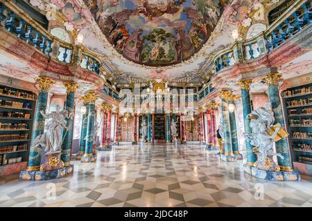 WIBLINGEN, BAYERN, DEUTSCHLAND, 08. JUNI 2022 : Rokoko- und Barockdekore der Bibliothek im Kloster Wiblingen, nahe der Stadt Ulm, von den Architekten Christian und J. Stockfoto