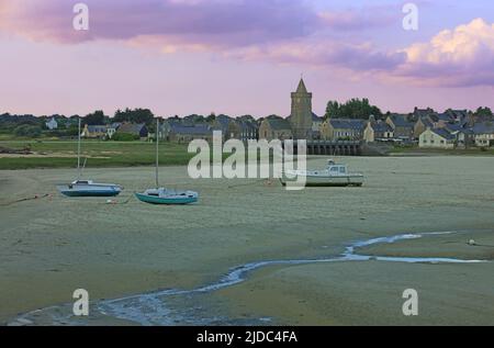 Frankreich, Manche Portbail, Port-Bail-sur-Mer, le Havre bei Ebbe mit Kanus befahren Stockfoto