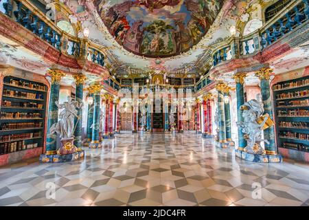 WIBLINGEN, BAYERN, DEUTSCHLAND, 08. JUNI 2022 : Rokoko- und Barockdekore der Bibliothek im Kloster Wiblingen, nahe der Stadt Ulm, von den Architekten Christian und J. Stockfoto